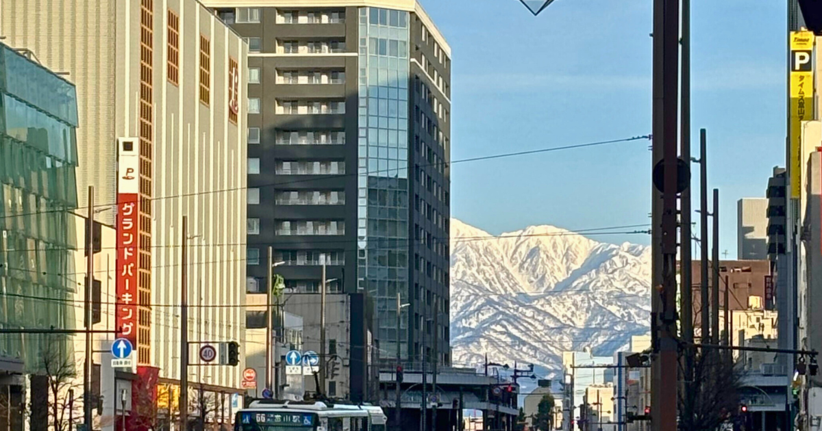富山市の風景 - 立山連峰を背景にした橋と川